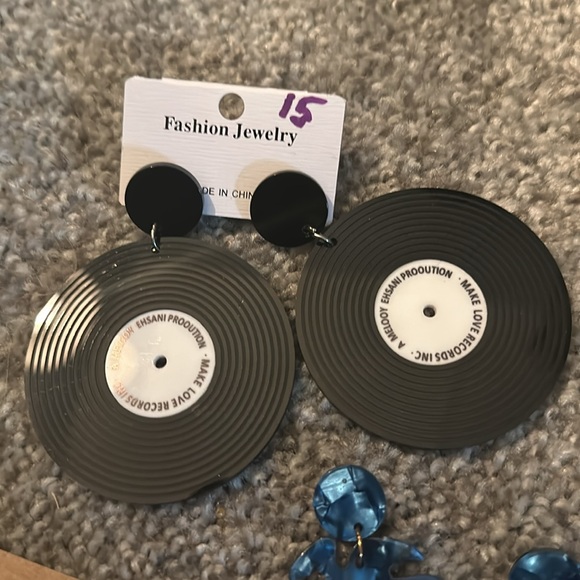 4 pair Earring bundle! - Picture 2 of 4